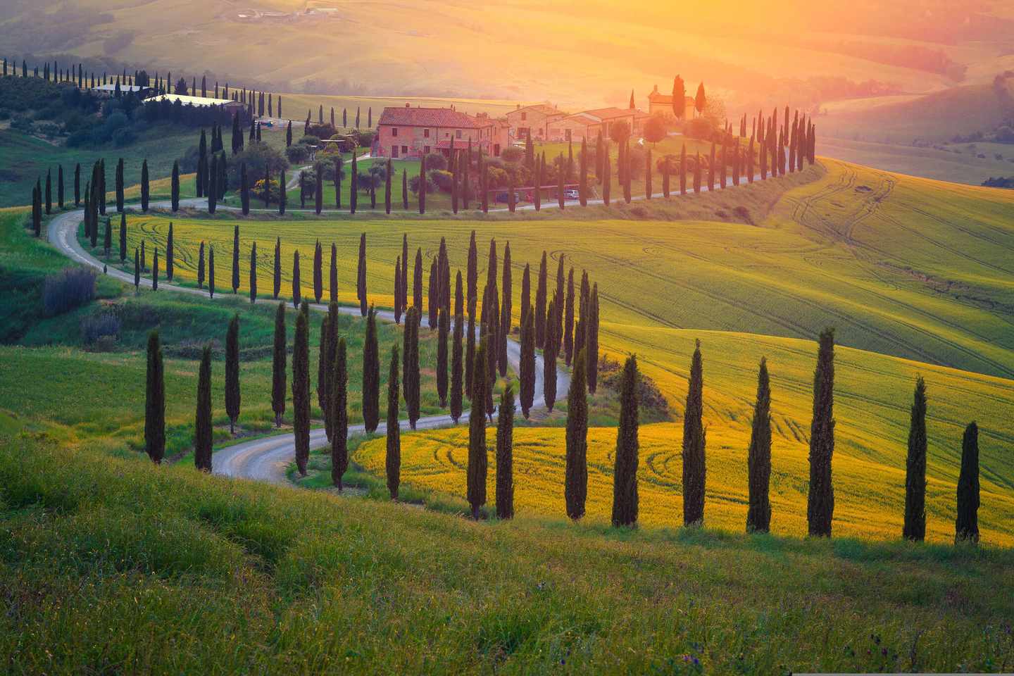italien-hero-roadtrip-gebäude-in-den-getreidegeldern-bei-sonnenuntergang-toskana-g-1302079111.jpg