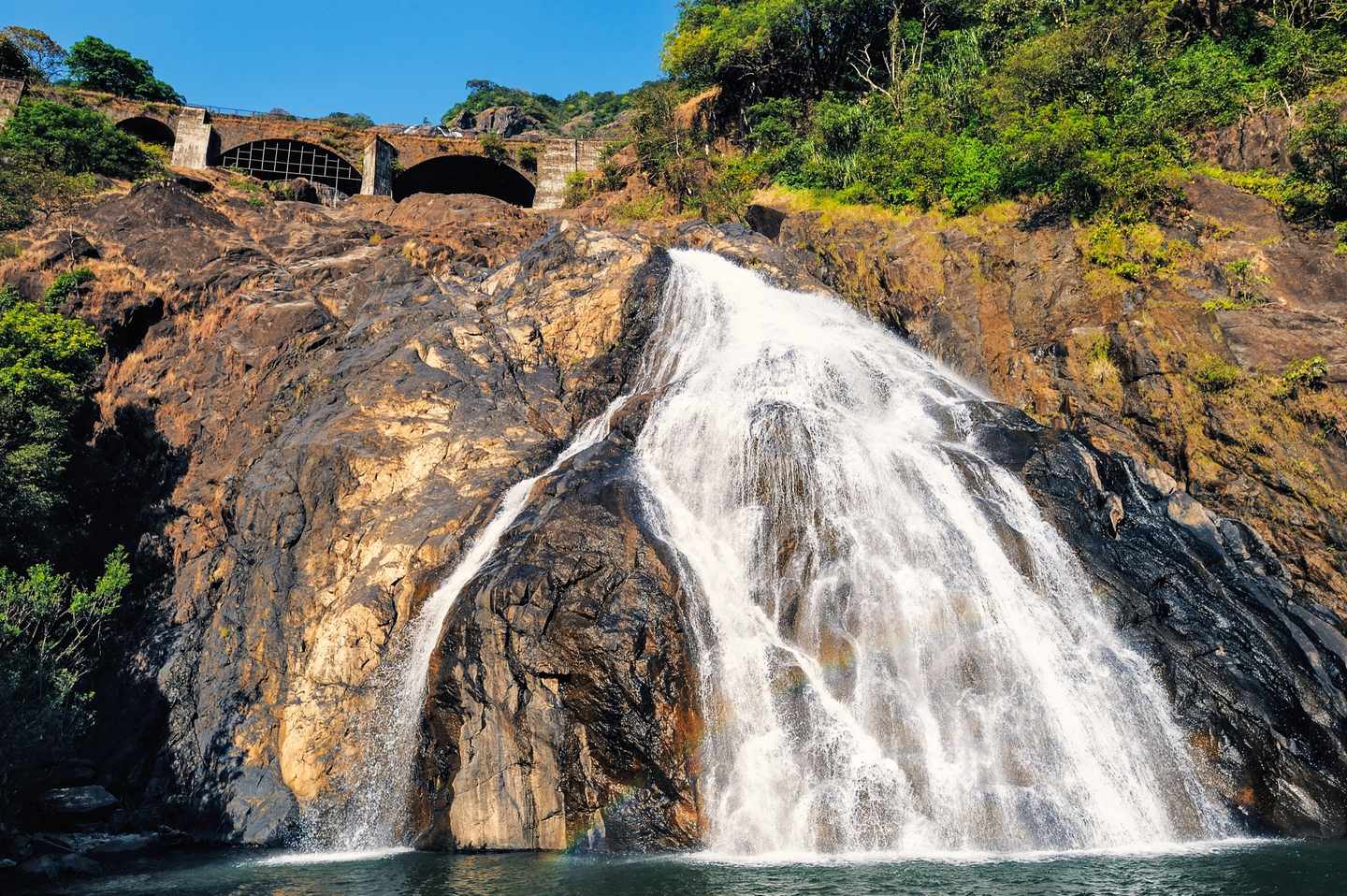 indien-goa-wasserfall-t-528357413.jpg