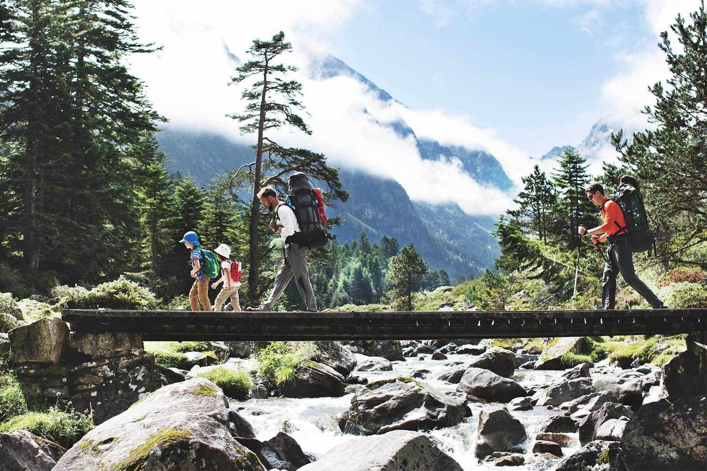 oesterreich-wandern-familie-g-1133844468.jpg