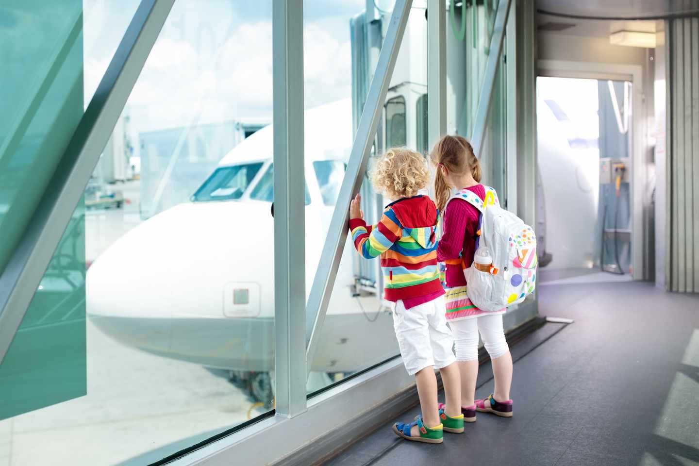 kinder-fliegen-flughafen-flugzeug-g-877876854.jpg