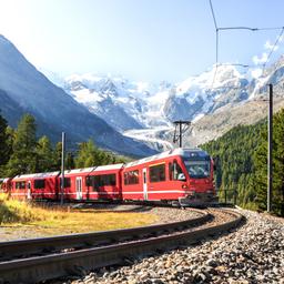 schweiz-alpen-zug-in-berglandschaft-g-908264570.jpg