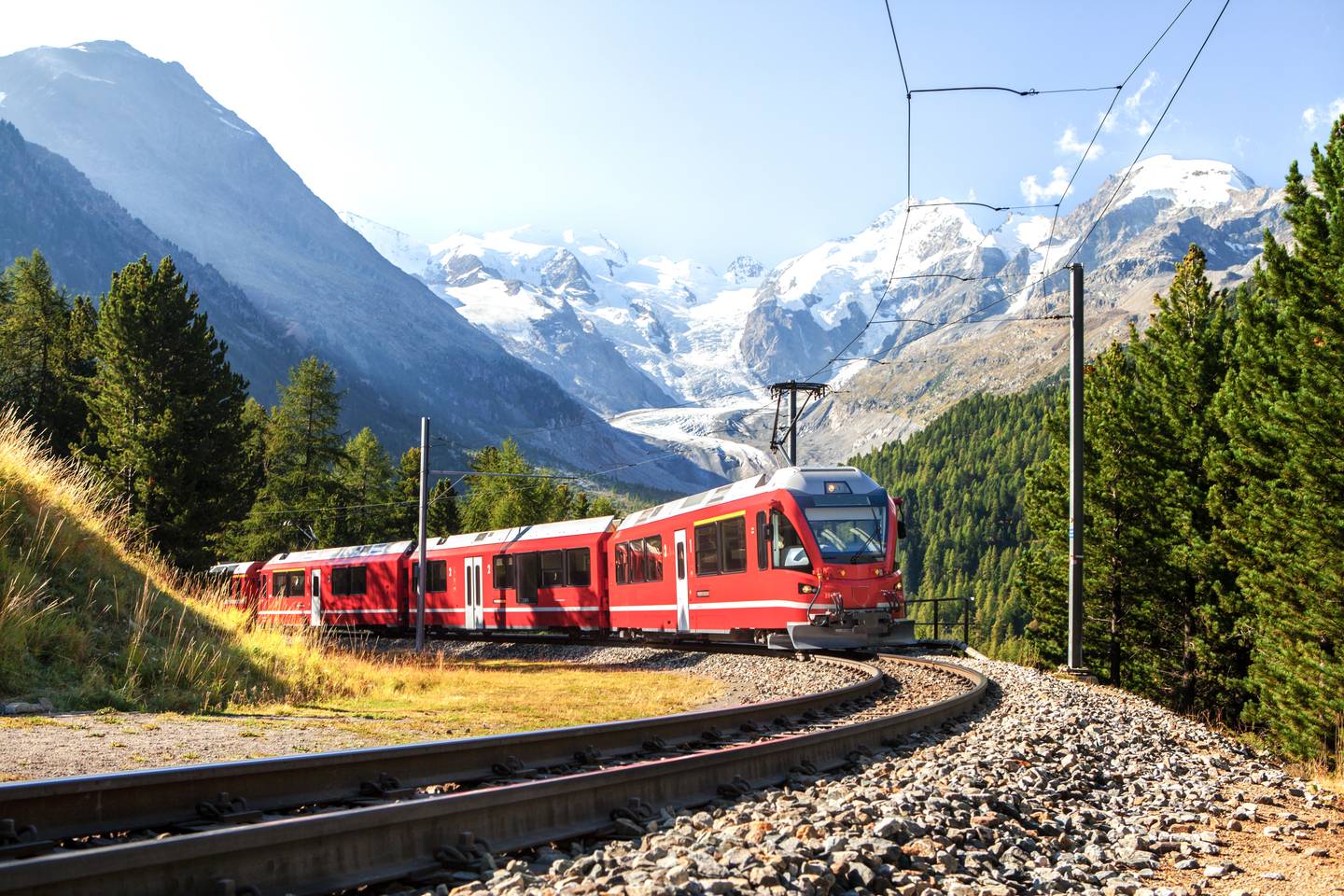 schweiz-alpen-zug-in-berglandschaft-g-908264570.jpg