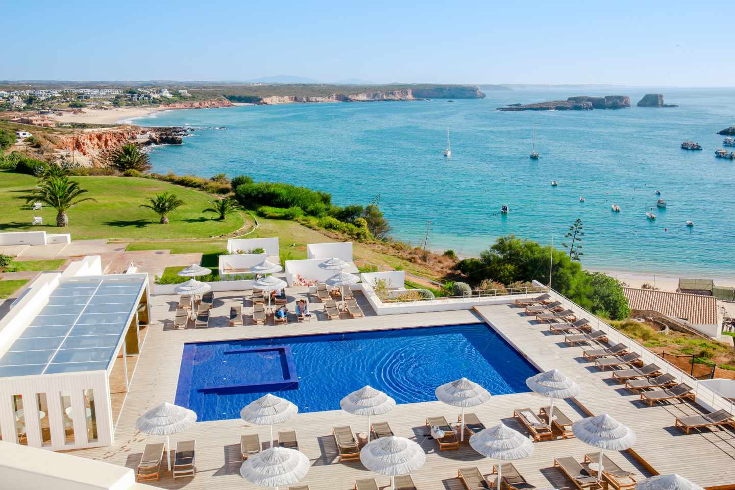 Poolterrasse des Memmo Baleeira Hotels in Sagres mit Blick auf die Bucht, den Atlantik und die Felsküste der Algarve
