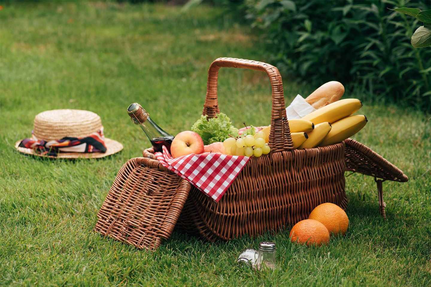 blt6ab8b03a28b7cb37-spanien-mallorca-osten-drachenhoehle-picknickkorb-mit-essen-g-999877350.jpg Picknick an den Cuevas del Hams