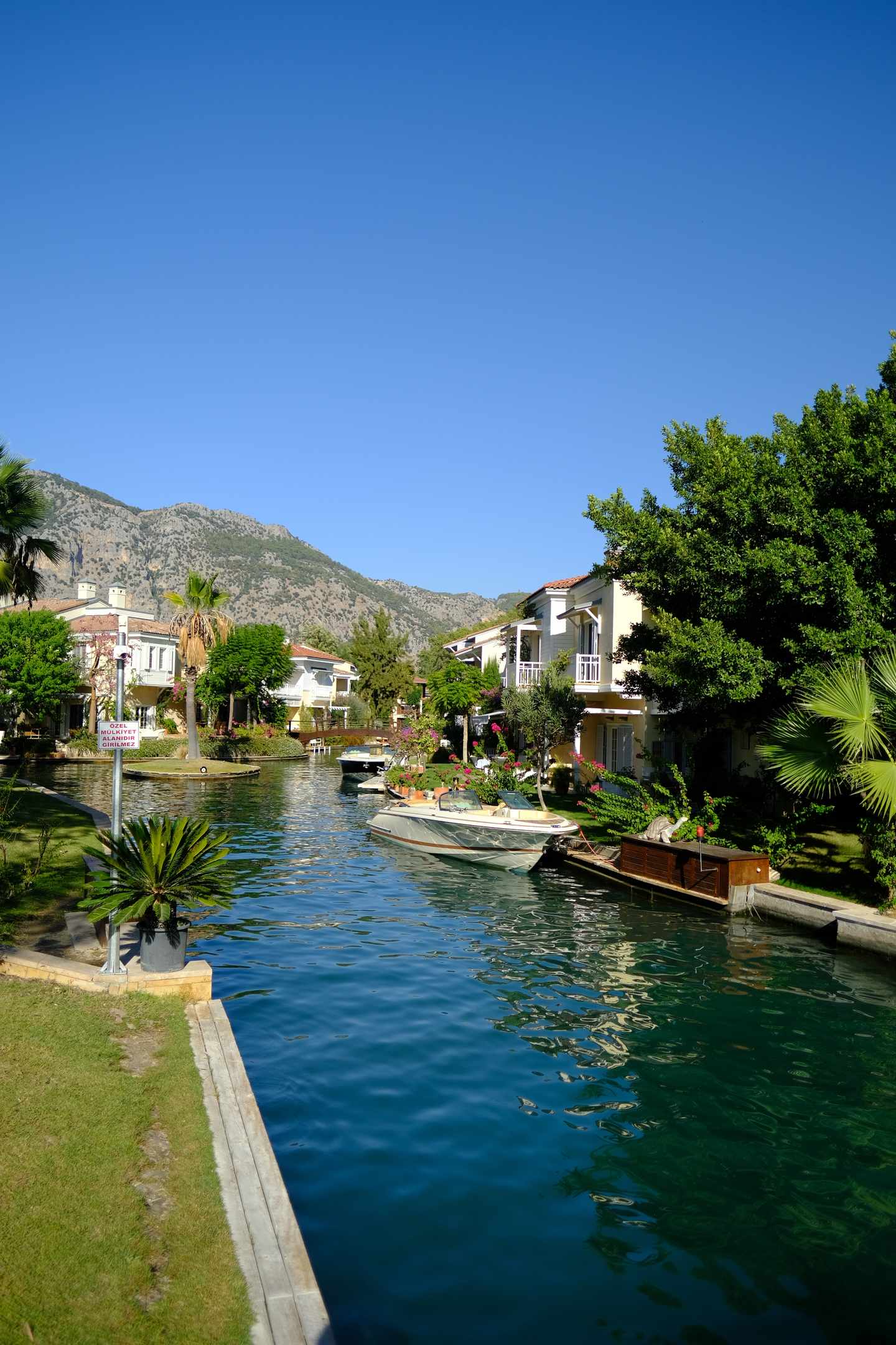 GettyImages-2253683226.jpg GettyImages-2253683226.jpg Malerischer Blick auf Göcek mit Motorbooten Palmen und Bergen im Hintergrund