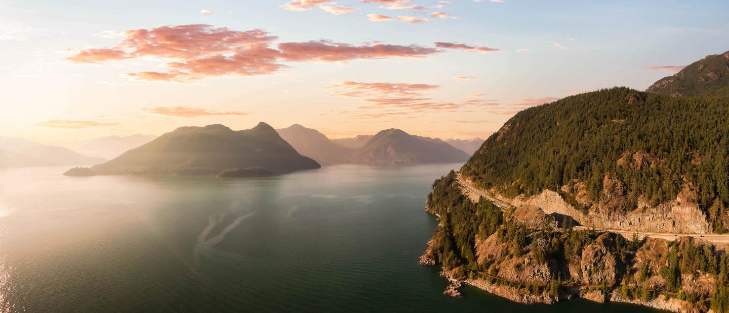 kanada-british-columbia-west-vancouver-sea-to-sky-highway-in-howe-sound-near-horseshoe-bay-g-1290935692.jpg