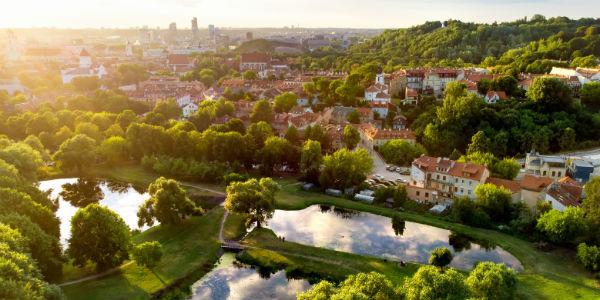 Vilnius_Stadt_Fluss_GettyImages-1003236540.jpg