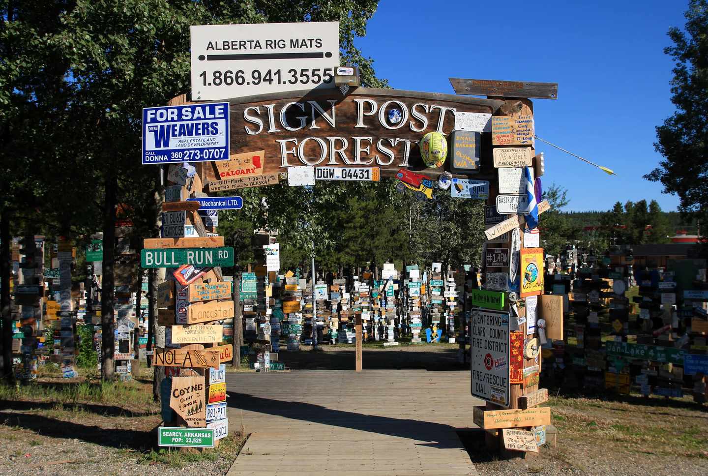 kanada-yukon-watson-lake-sign-post_-forest-g-521028651.jpg