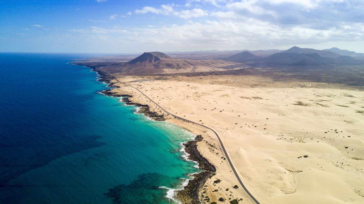 spanien-inselhopping-kanaren-fuerteventura-strand-aus-der-ferne-g-865154446.jpg