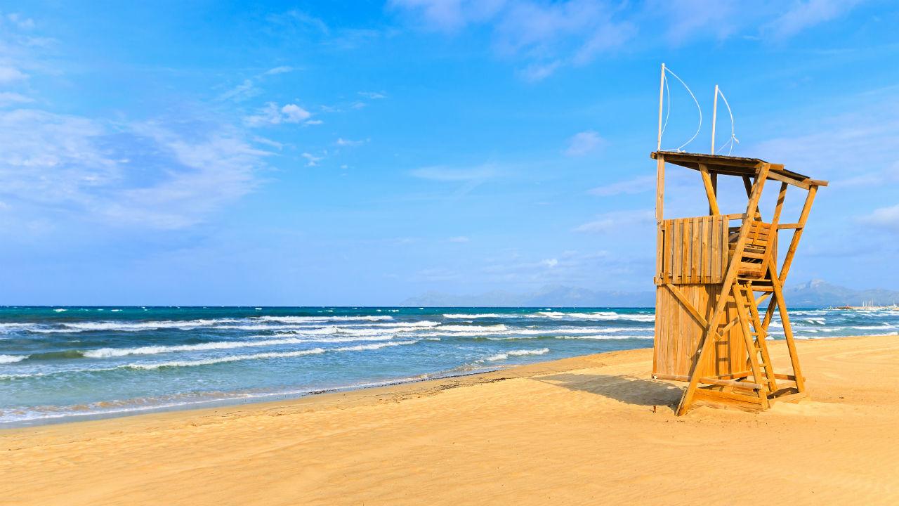 can-picafort-mallorca-turm-rettungsschwimmer-strand-t-904855942.jpg