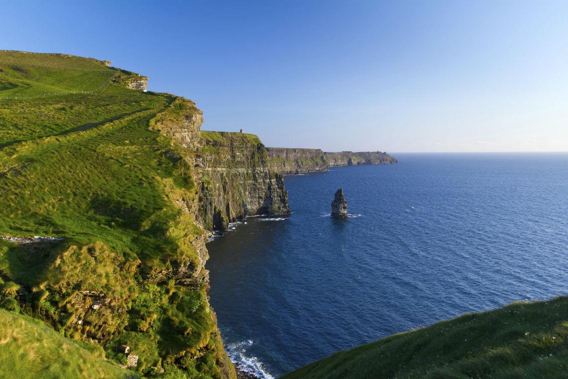 irland-cliffs-of-moher-t-147431866.jpg