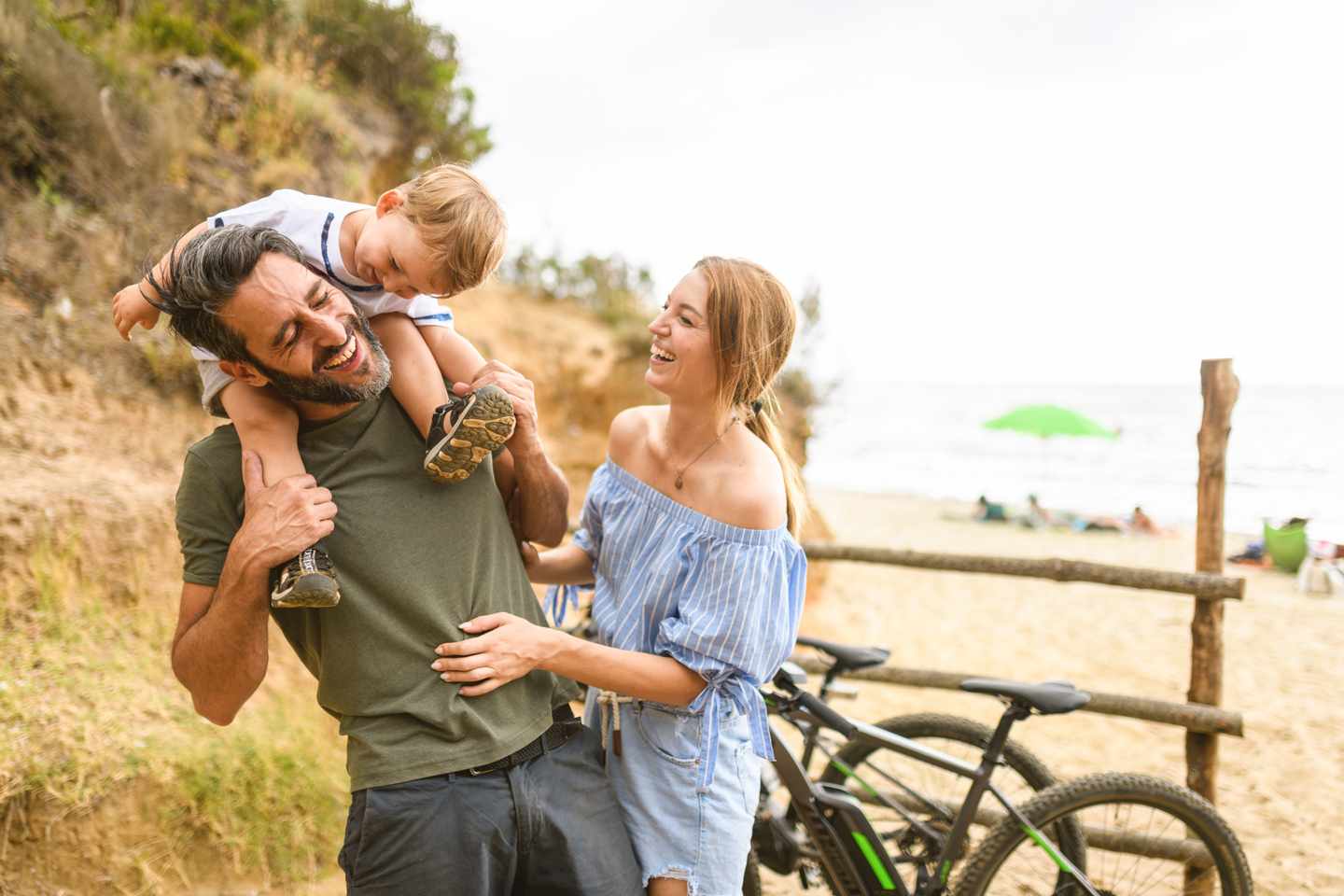 familienurlaub-eine-familie-mit-fahrrad-an-einem-strand-in-der-toskana-g-1458762294.jpg