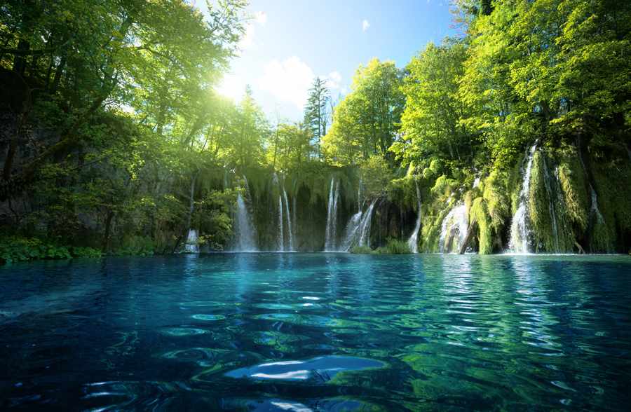 kroatien_plitvicer_seen_waterfall_in_forest_dertour_g-914505090.jpg
