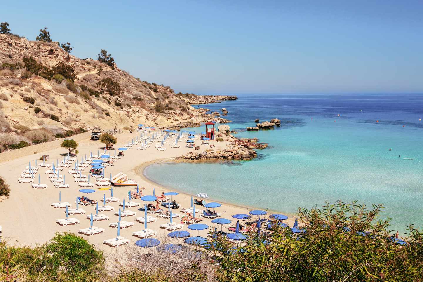 zypern-ayia-napa-blick-auf-strand-in-der-naehe-von-nissi-beach-und-cavo-greco-g-821804076.jpg