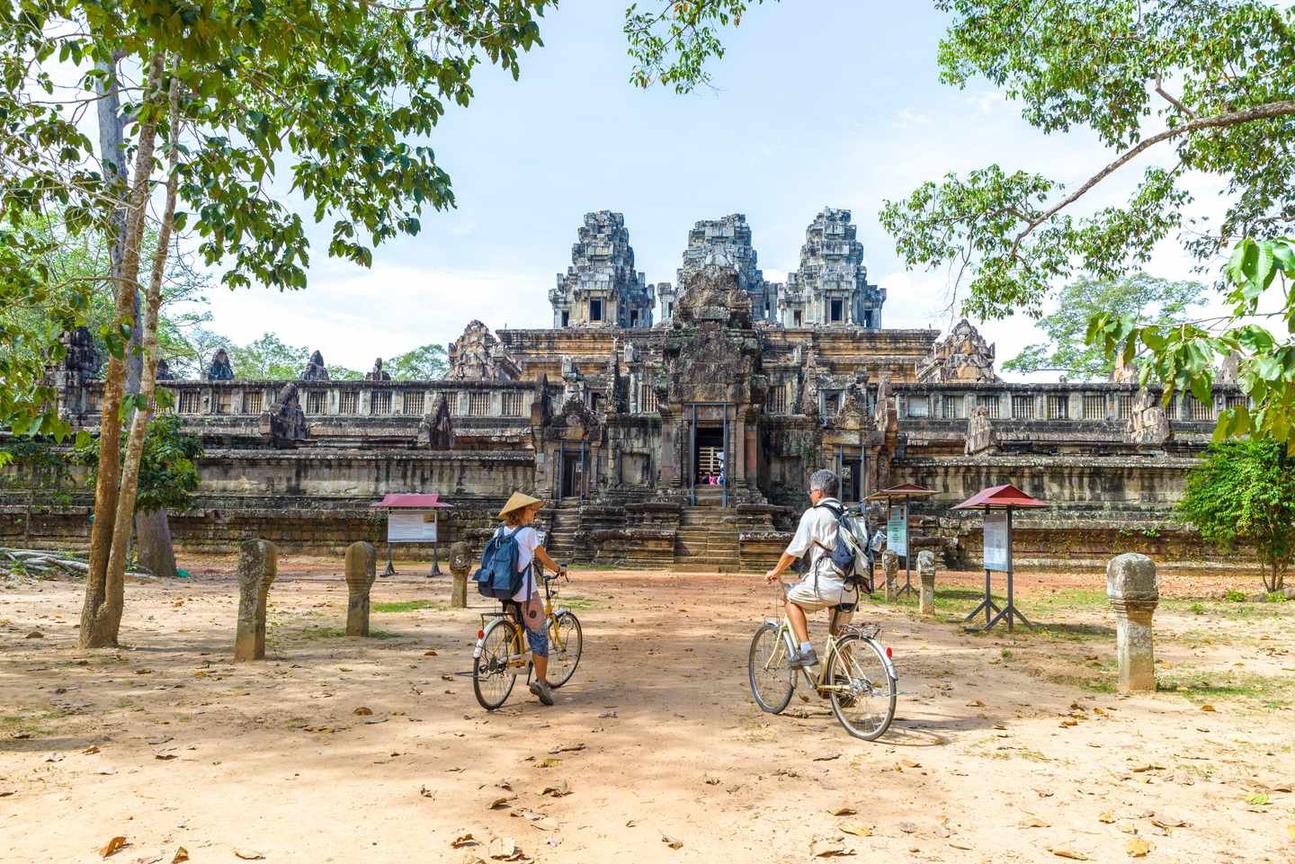 Kambodscha-Touristen-radeln-um-Angkor-Tempel-g-1267921730.jpg