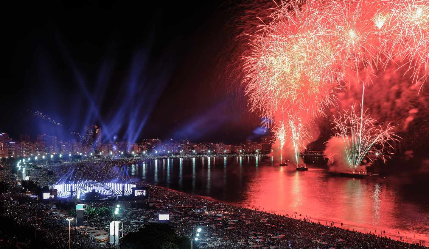brasilien-rio-de-janeiro-feuerwerk-am-strand-copacabana-g-1572238930_bearbeitet.jpg