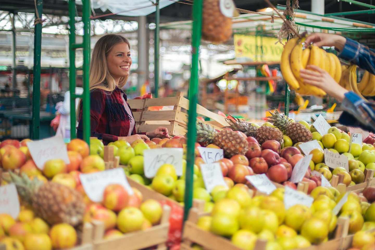 spanien-mallorca-valldemossa-frau-auf-dem-wochenmarkt-g-1313444333.jpg