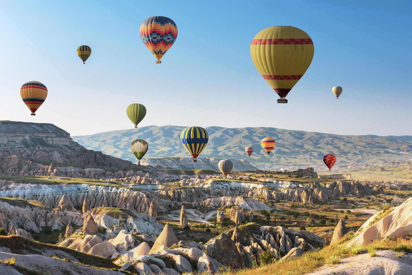 tuerkei-kappadokien-heißluftballons-ueber-gebirge-g-1125306072_bearbeitet.jpg