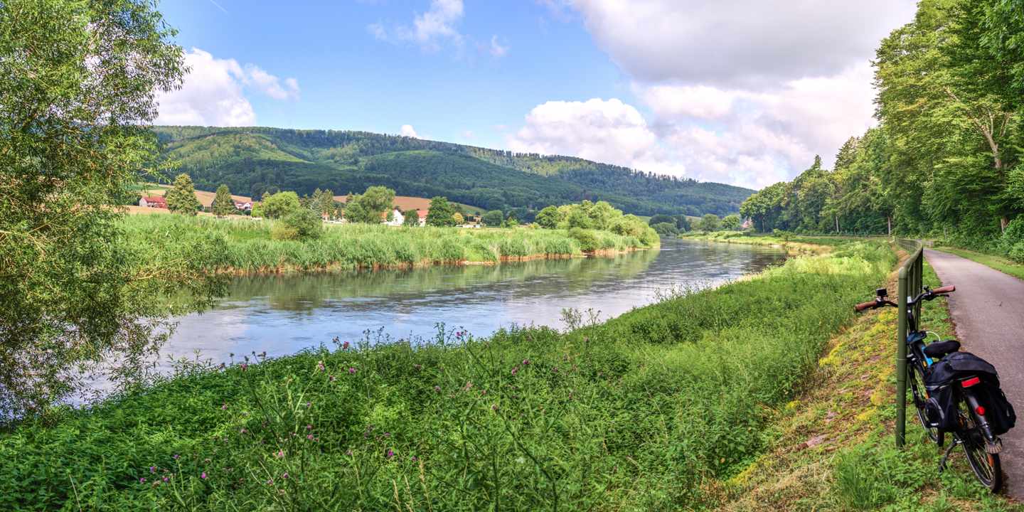 deutschland-weserbergland-fernradweg-an-der-weser-g-1255005763.jpg