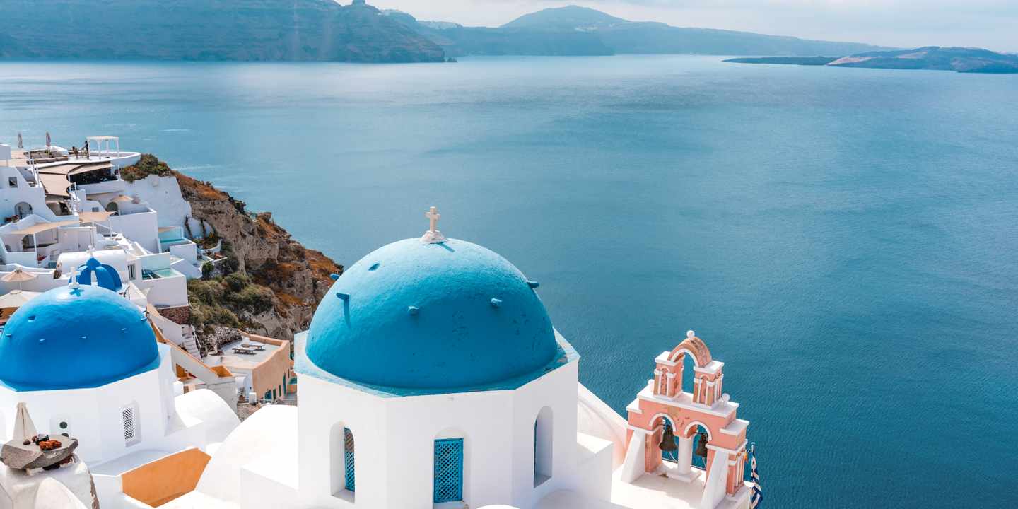 griechenland-santorini-oia-blaue-kuppel-kirche-meer-simply-madeleine.jpg