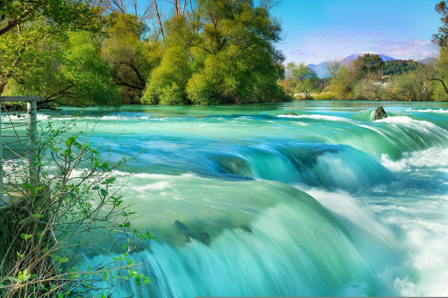 tuerkei-antalya-schoene-naturlandschaft-des-manavgat-wasserfalls-im-nationalpark-am-sonnigen-fruehlingstag-g-1310089506.jpg