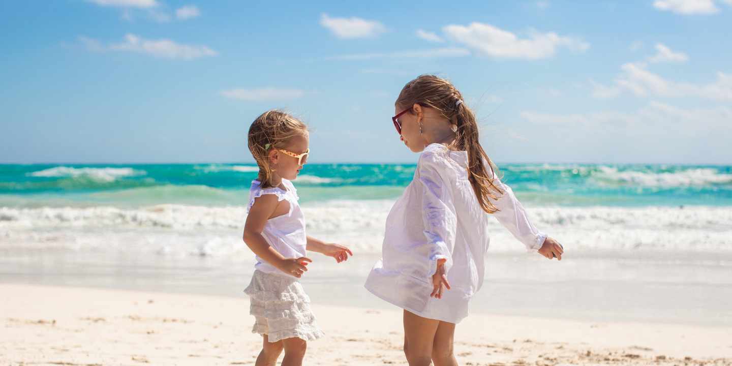 mexiko-yucatan-kinder-spielen-am-strand-g-186740046.jpg