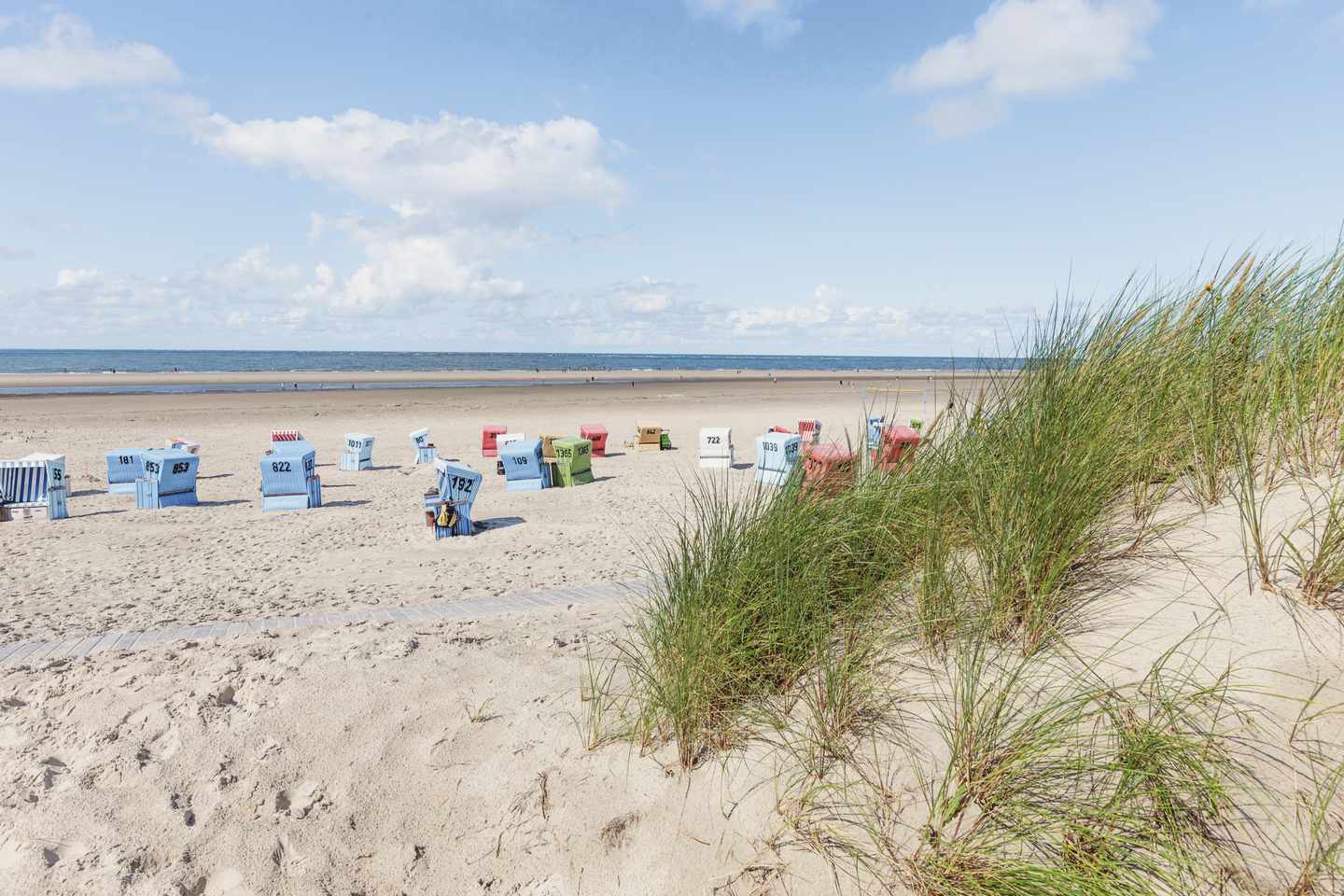 deutschland-niedersachsen-ostfriesische-inseln-langeoog-strand-mit-strandkoerben-g-1661206423.jpg