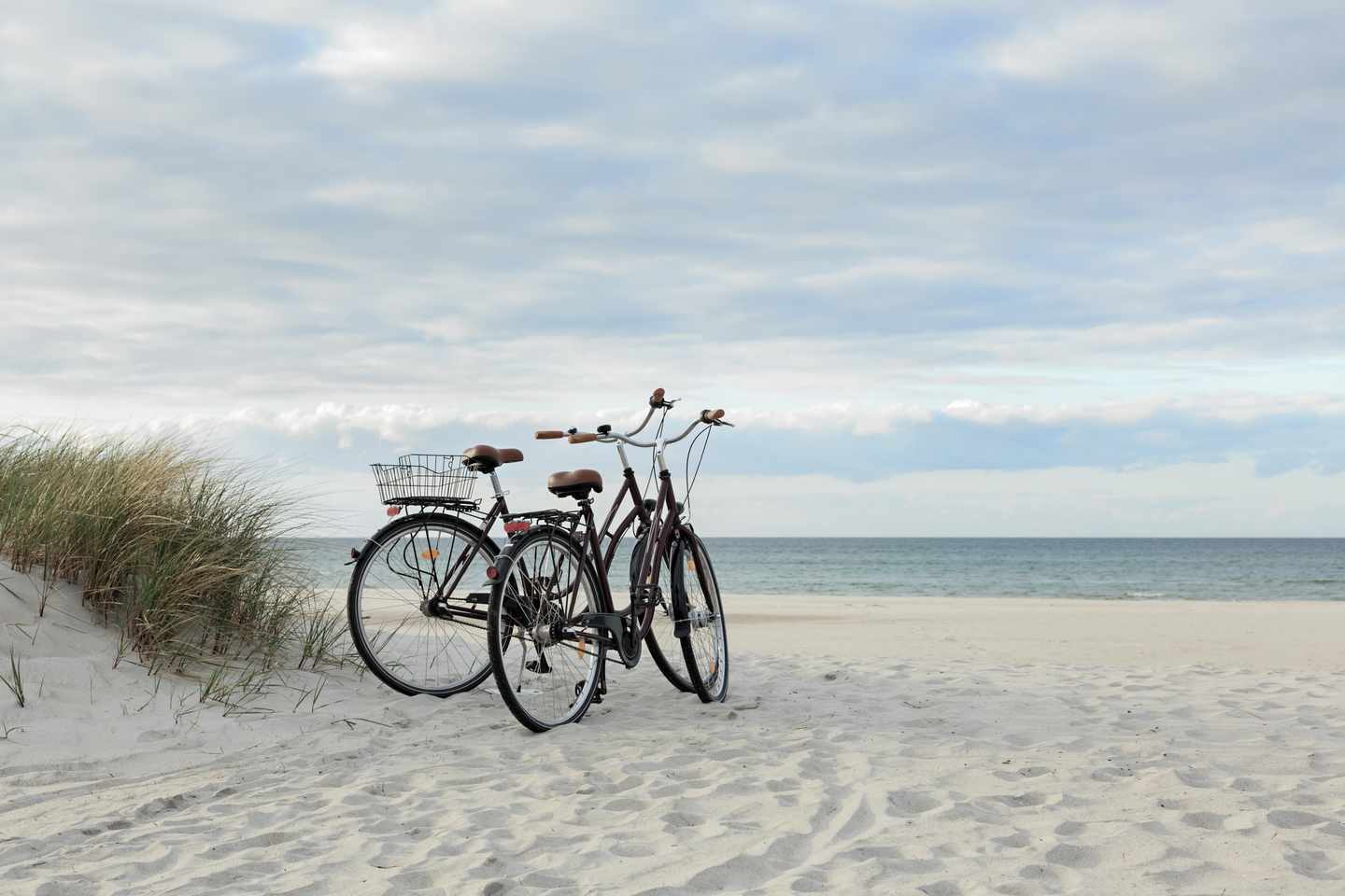 deutschland-mecklenburg-vorpommern-kuehlungsborn-strand-fahrraeder-g-478020450.jpg