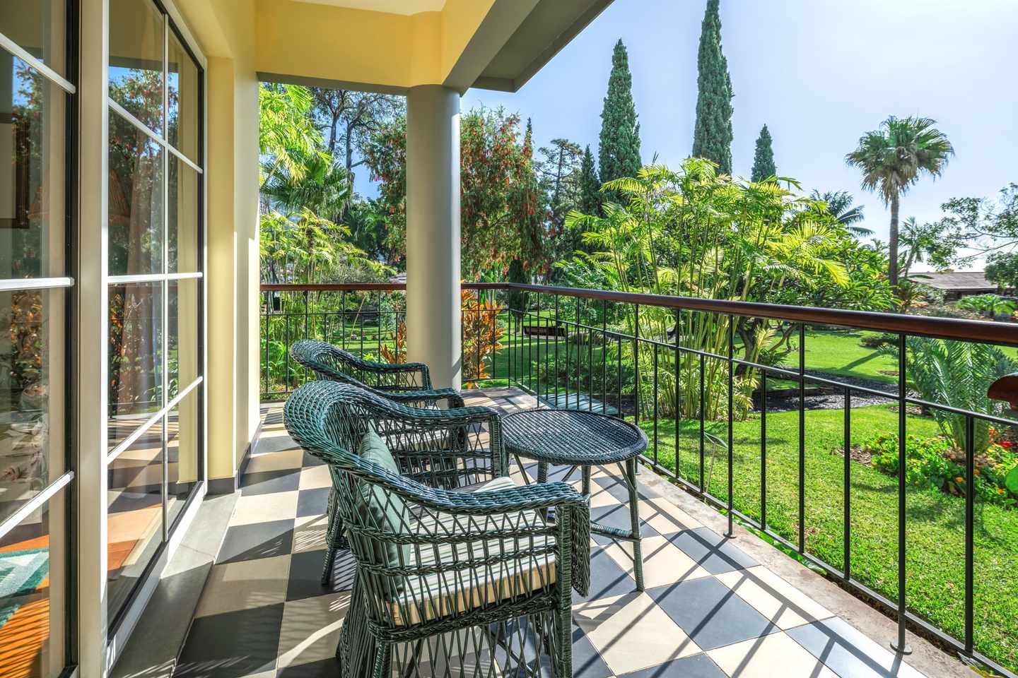 DER1305549.jpg Möblierter Balkon mit Blick auf den historischen Garten des Quinta Jardins do Lago in Funchal auf Madeira