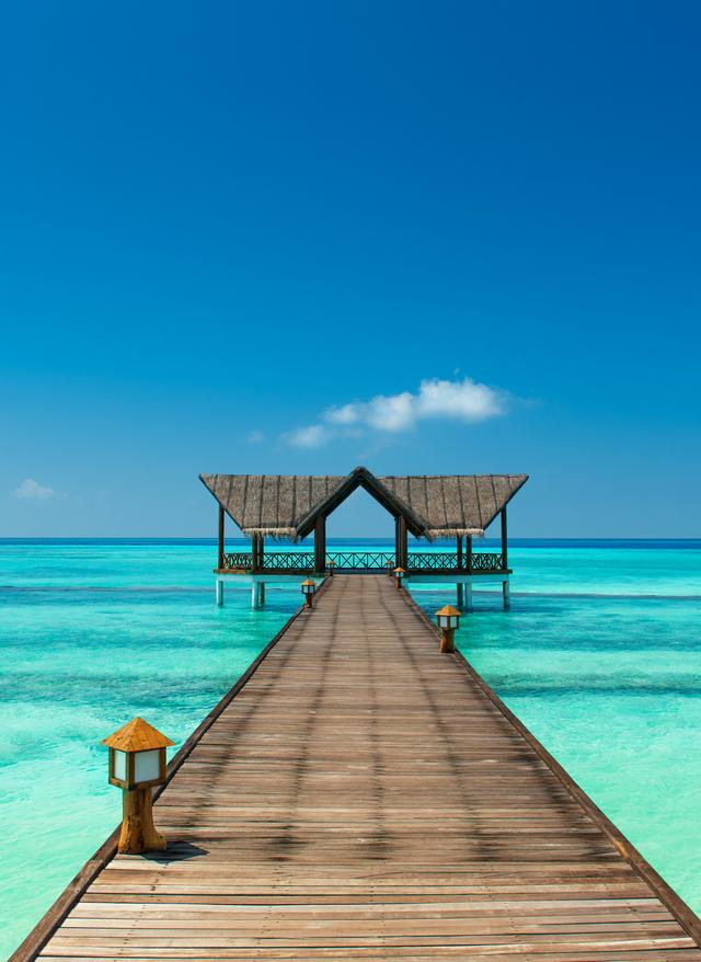 Zu den Angeboten Malediven Steg im Wasser