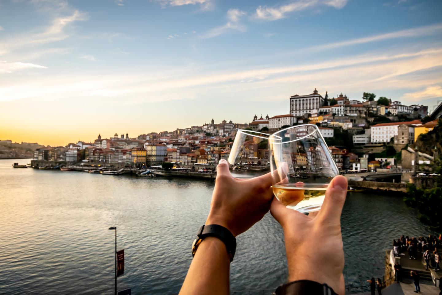 hero_keyvisual_portugal_douro_cheers_wein_genuss_leben_DERTOUR_g-1155330188.jpg