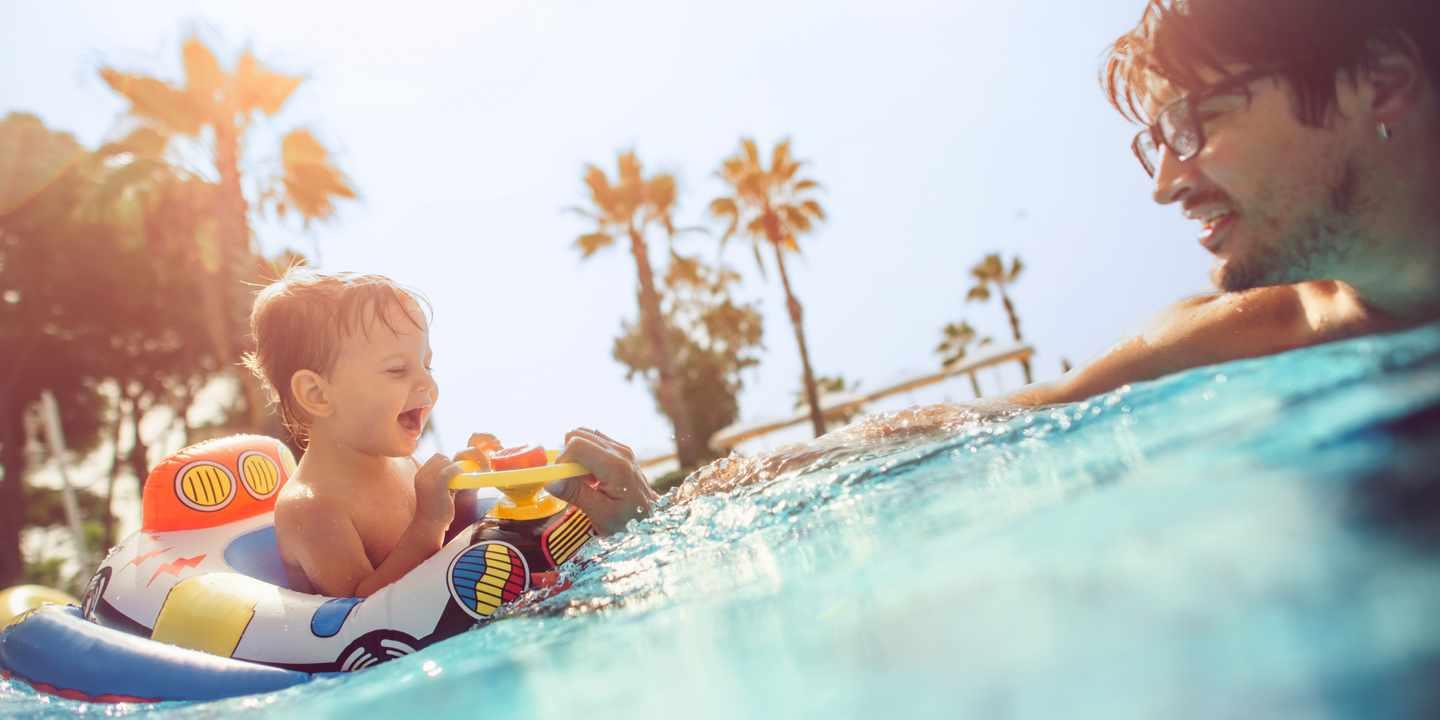 tuerkei-familienurlaub-kleiner-junge-im-schwimmring-mit-seinem-vater-im-pool-g-1147318770.jpg