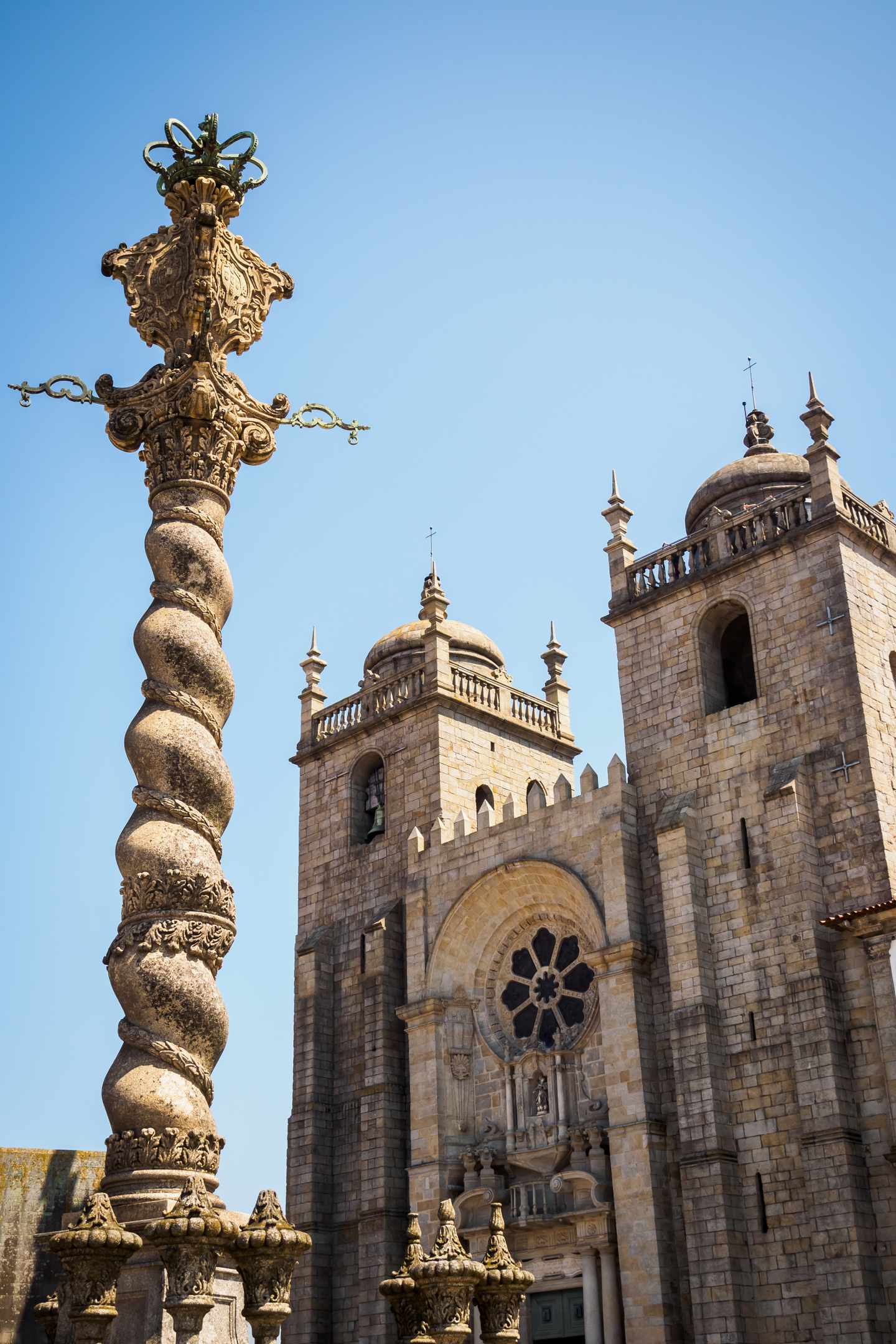 Poro Urlaub: Fassade und Obelisk der Kathedrale von Se