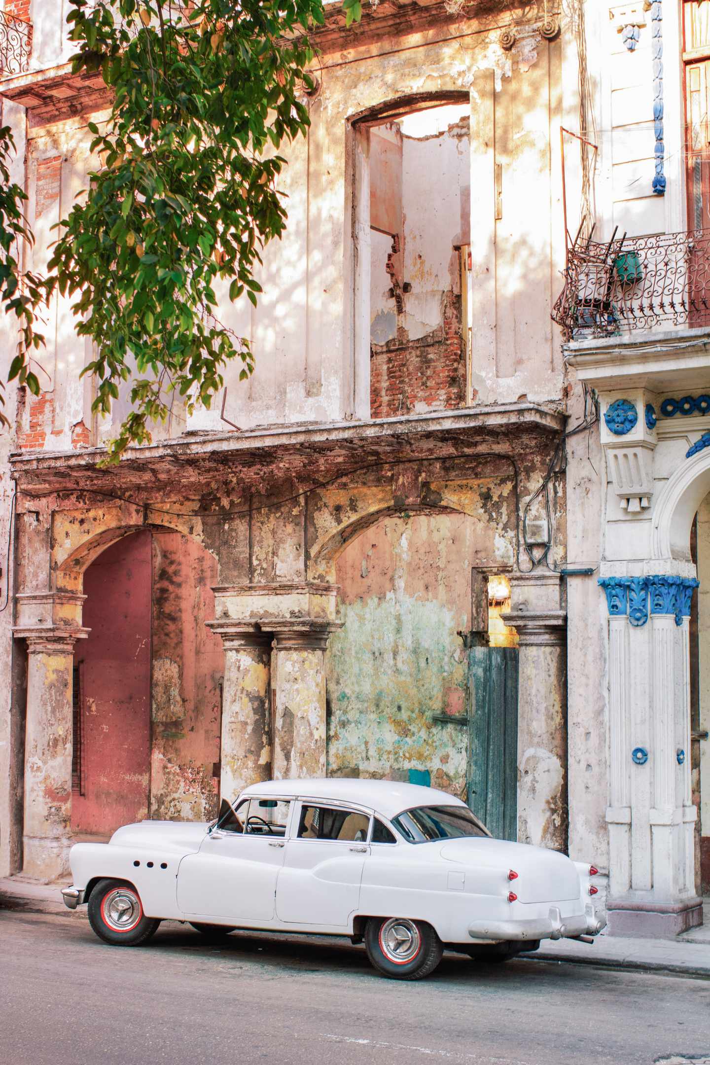 Kuba Urlaub: Weißes Auto im Retro-Look in einer Straße in Havanna