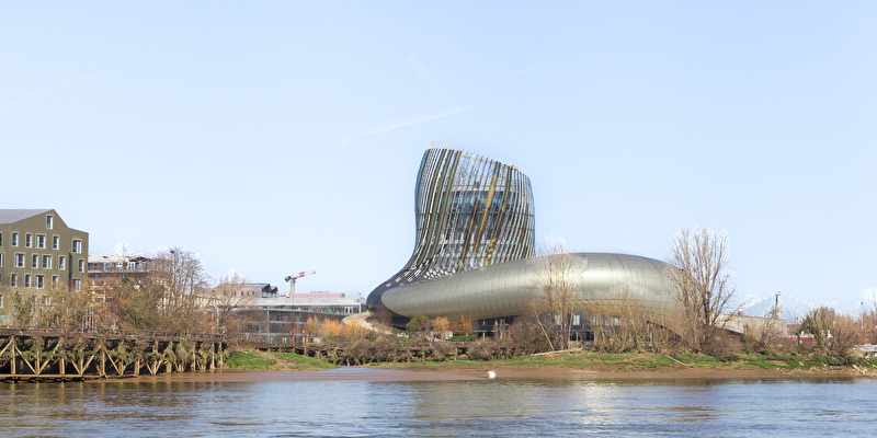 bltc09d77e51fce6514-frankreich-bordeaux-Cite-du-Vin-D33732852-506911_PantherMedia.jpg Blick auf die ungewöhnliche Architektur des Weinmuseums in Bordeaux