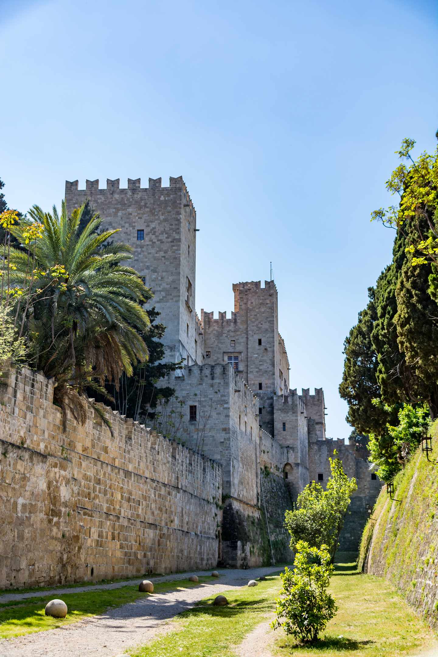 GettyImages-686360248.jpg Wände der Altstadt von Rhodos mit Blick auf den Graben