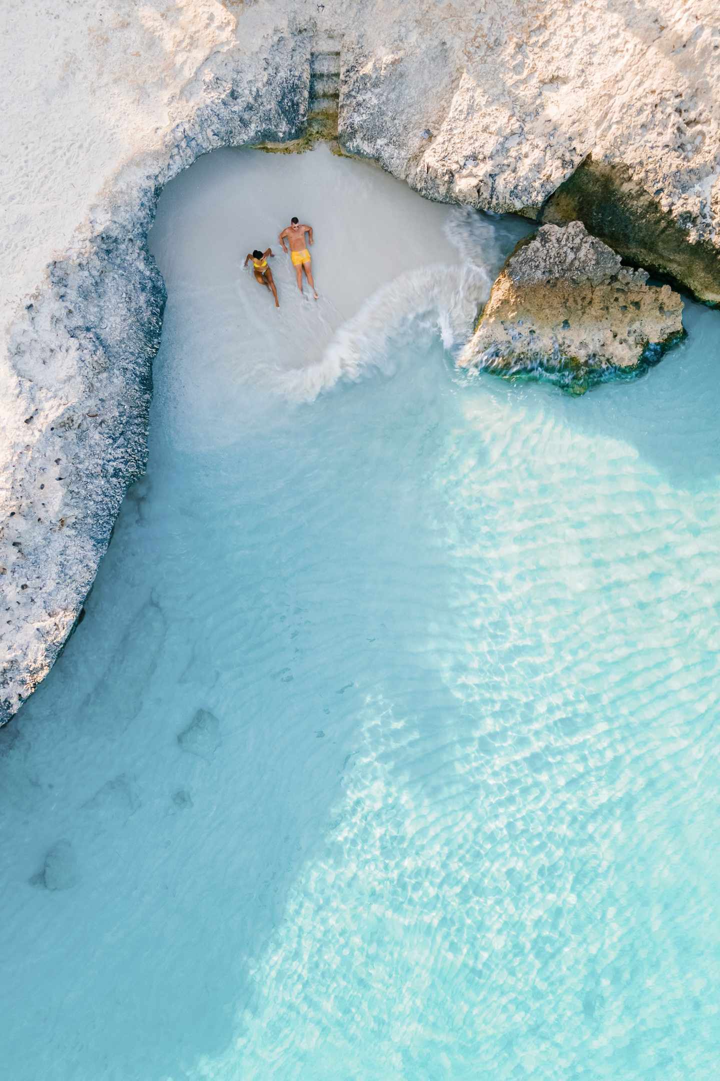 GettyImages-1669009289.jpg Paar am Strand von Aruba