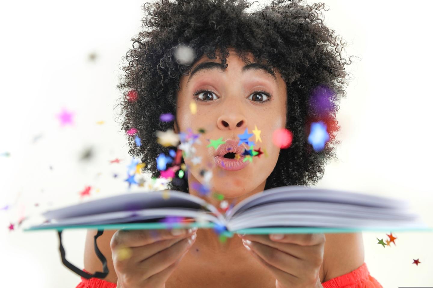 karneval-frau-konfetti-sterne-buch-g-855681202.jpg
