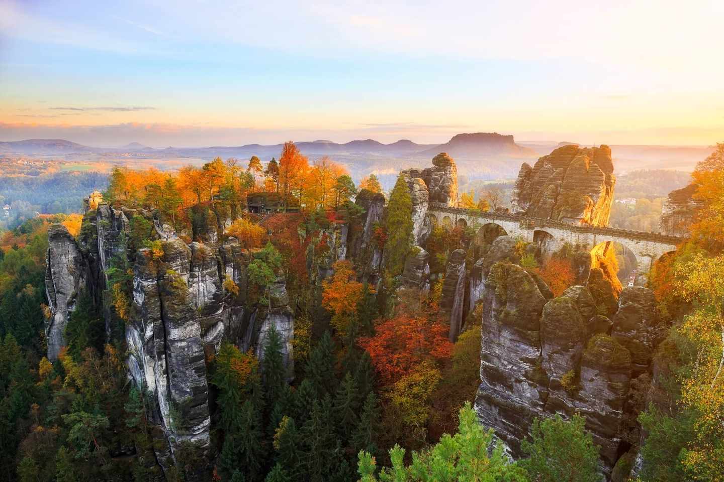 blt0a60514cd21d125c-deutschland-saechsische-schweiz-bastei-fotospots-deutschland-g-876457330.jpg Außergewöhnliches Fotomotiv in Deutschland: die Bastei im Herbst