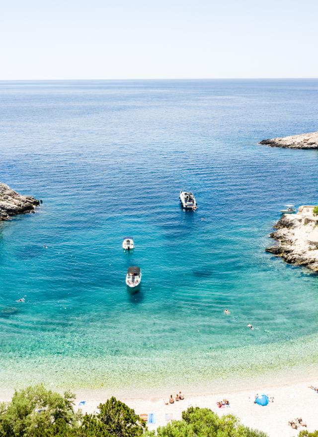 Last Minute nach Kroatien Luftaufnahme eines Sandstrandes in Kroatien