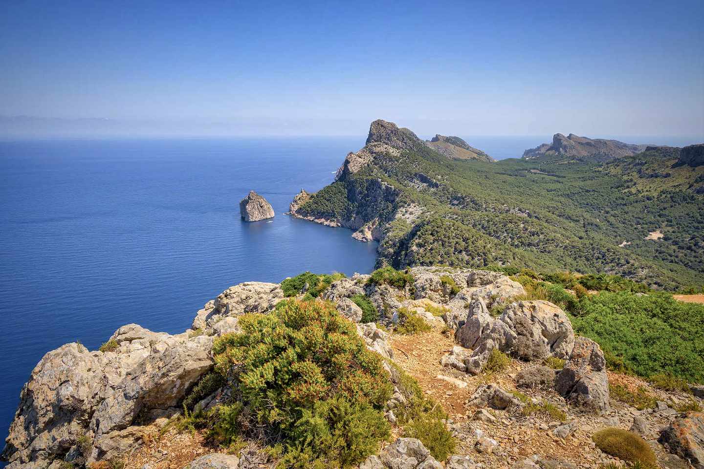 spanien-mallorca-serra-de-tramuntana-mit-kindern-blick-auf-die-inselspitze-g-1339090300.jpg