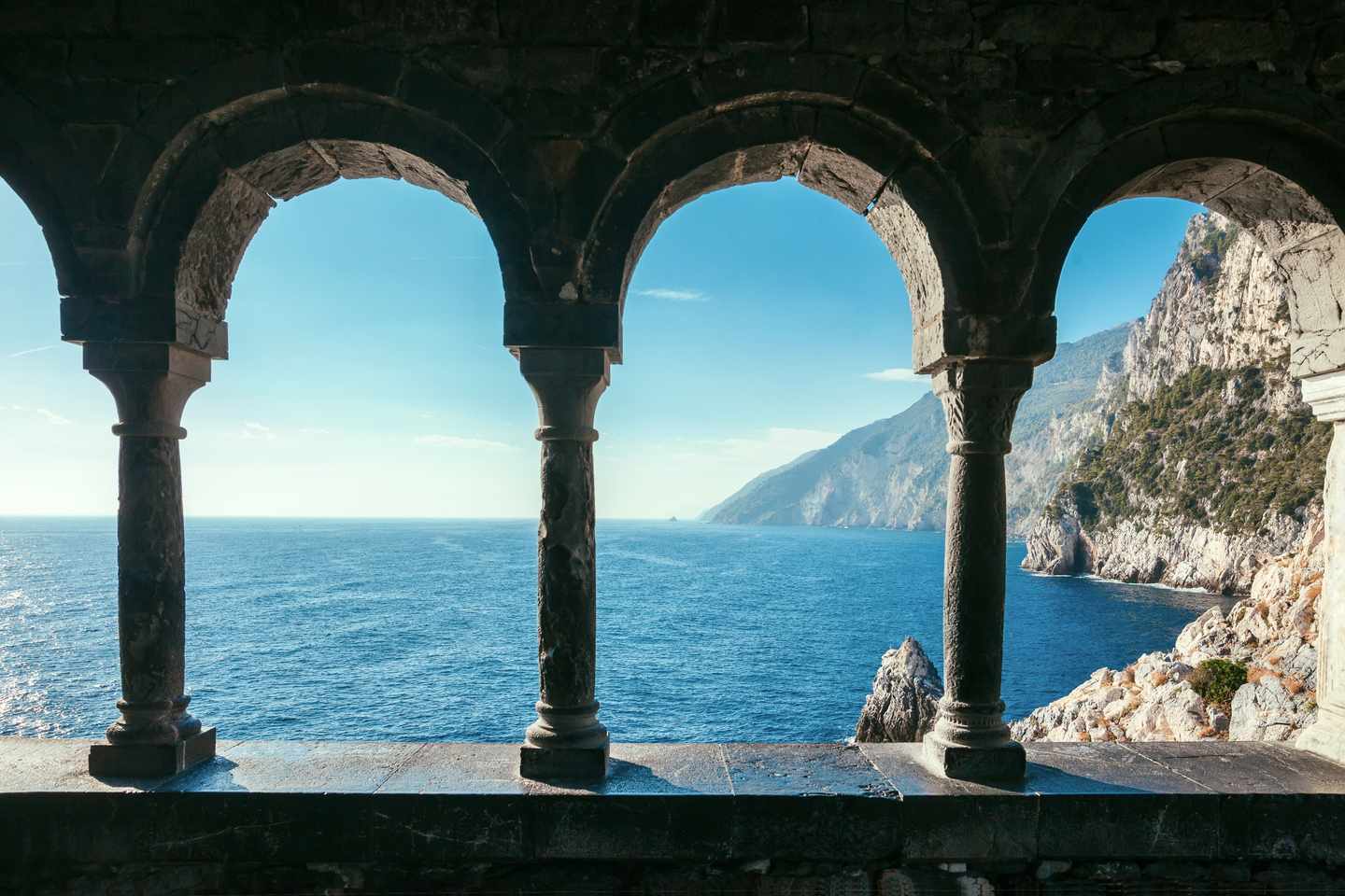 bltaa9b0f5986860c5b-castlecore-italien-blick-durch-alte-steinboegen-aufs-meer-g-668275612.jpeg Blick durch alte Steinbögen auf das Meer in Italien