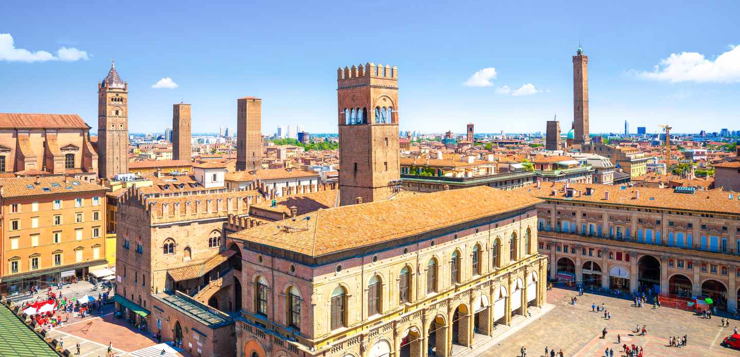 italien-emilia-romagna-bologna-stadtpanorama-piazza-maggiore-tuerme-a-708481920.jpg