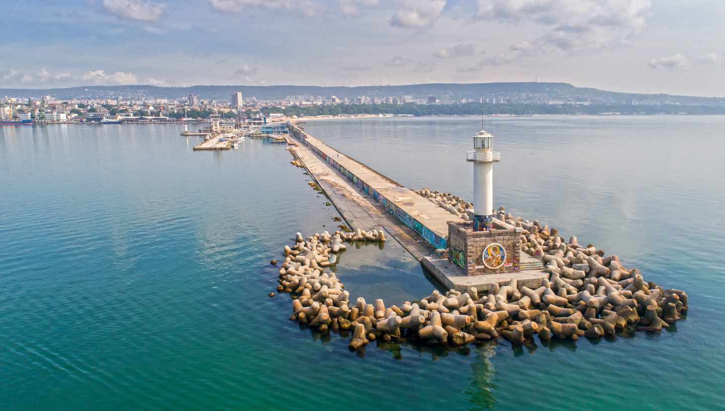 blt33238951abfaf891-bulgarien-varna-hafeneinfahrt.jpg Varna Leuchttutm