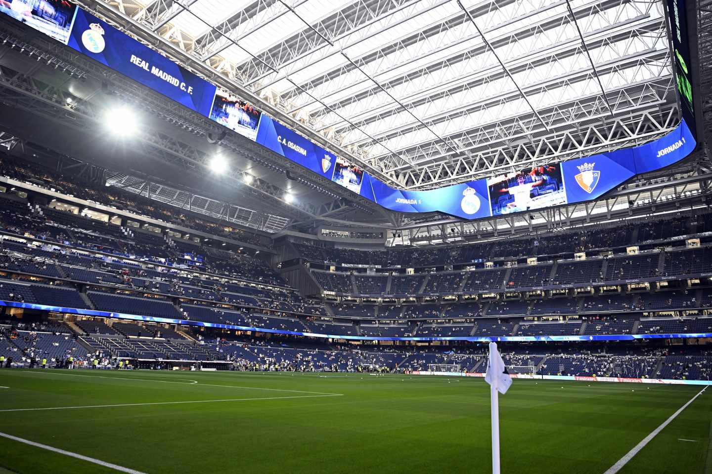 Blick ins Santiago Bernabéu Stadion von Real Madrid auf die blauen Ränge und mit geschlossenem Dach.