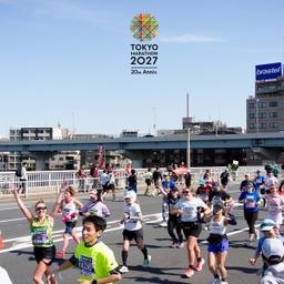 Tokyo Marathon mit Logo mittig - Läufer auf Brücke