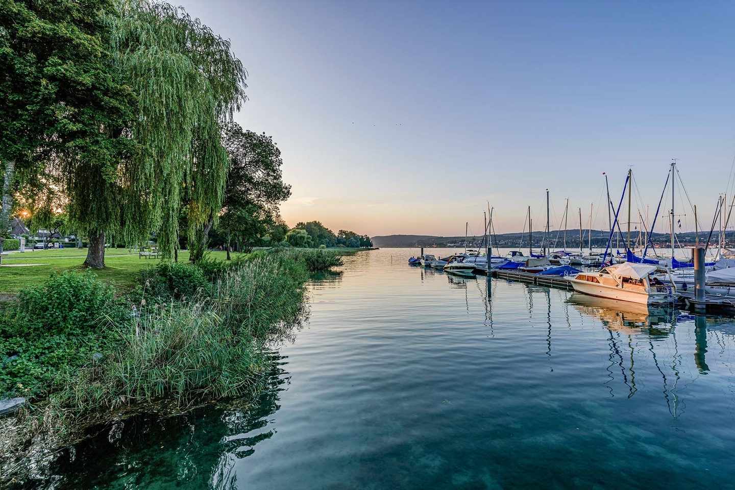 deutschland-bodensee-hafen-mit-kleinen-booten-g-1189198597.jpg