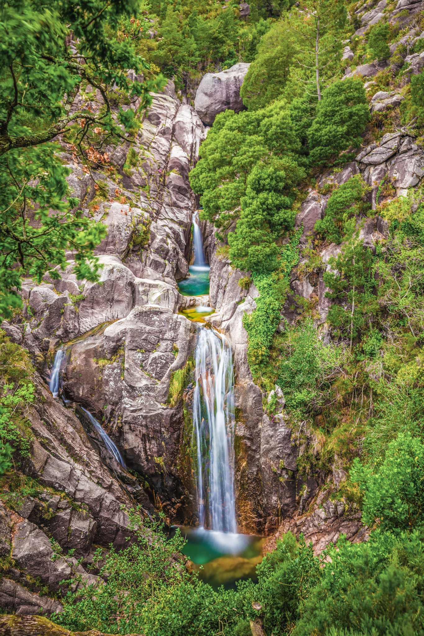 Arado-Wasserfall zwischen Granitfelsen und dichtem Wald im Nationalpark Peneda-Gerês in Portugal