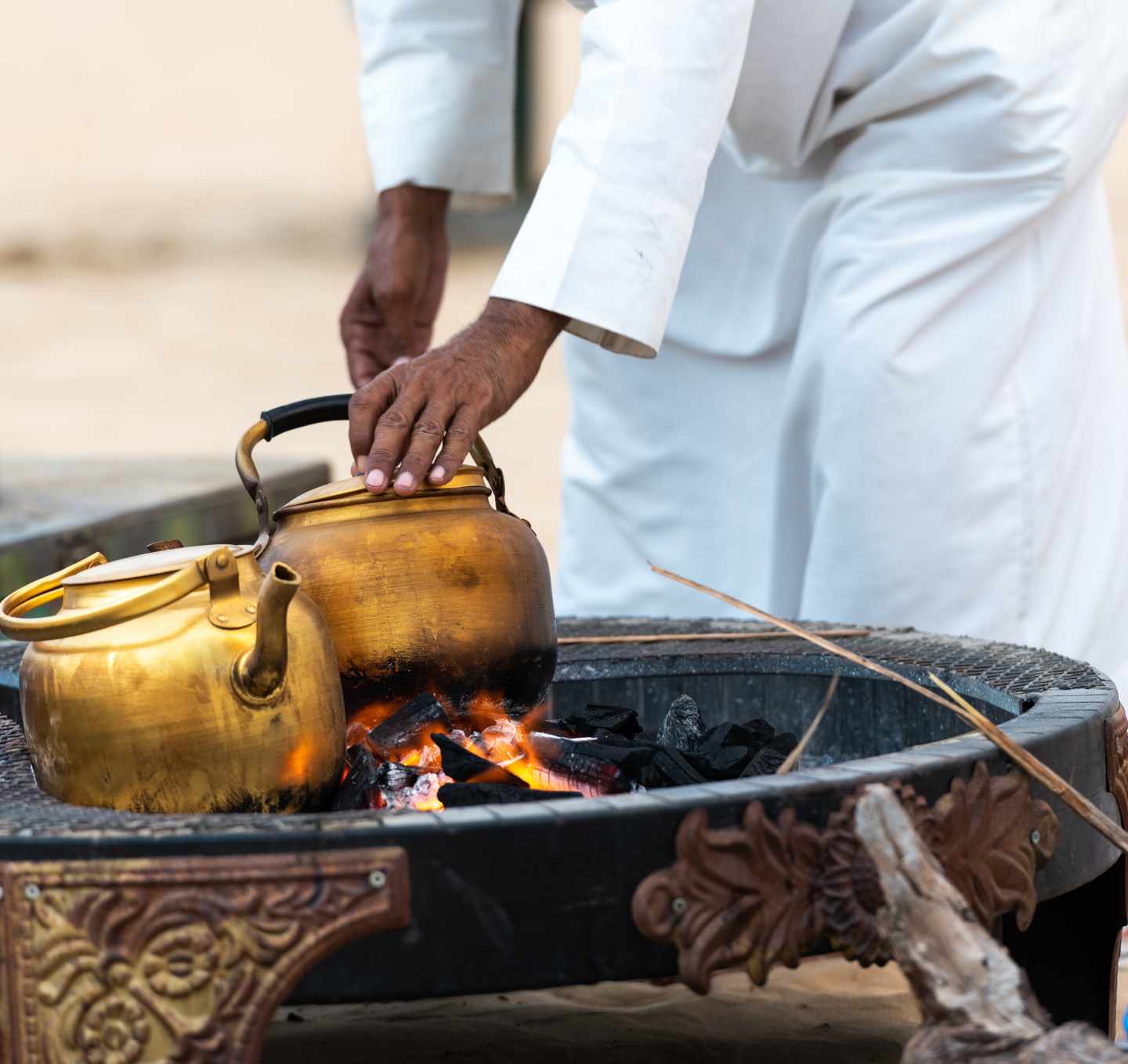 afrika-beduine-roestet-kaffee-wueste-g-1184711489.jpg