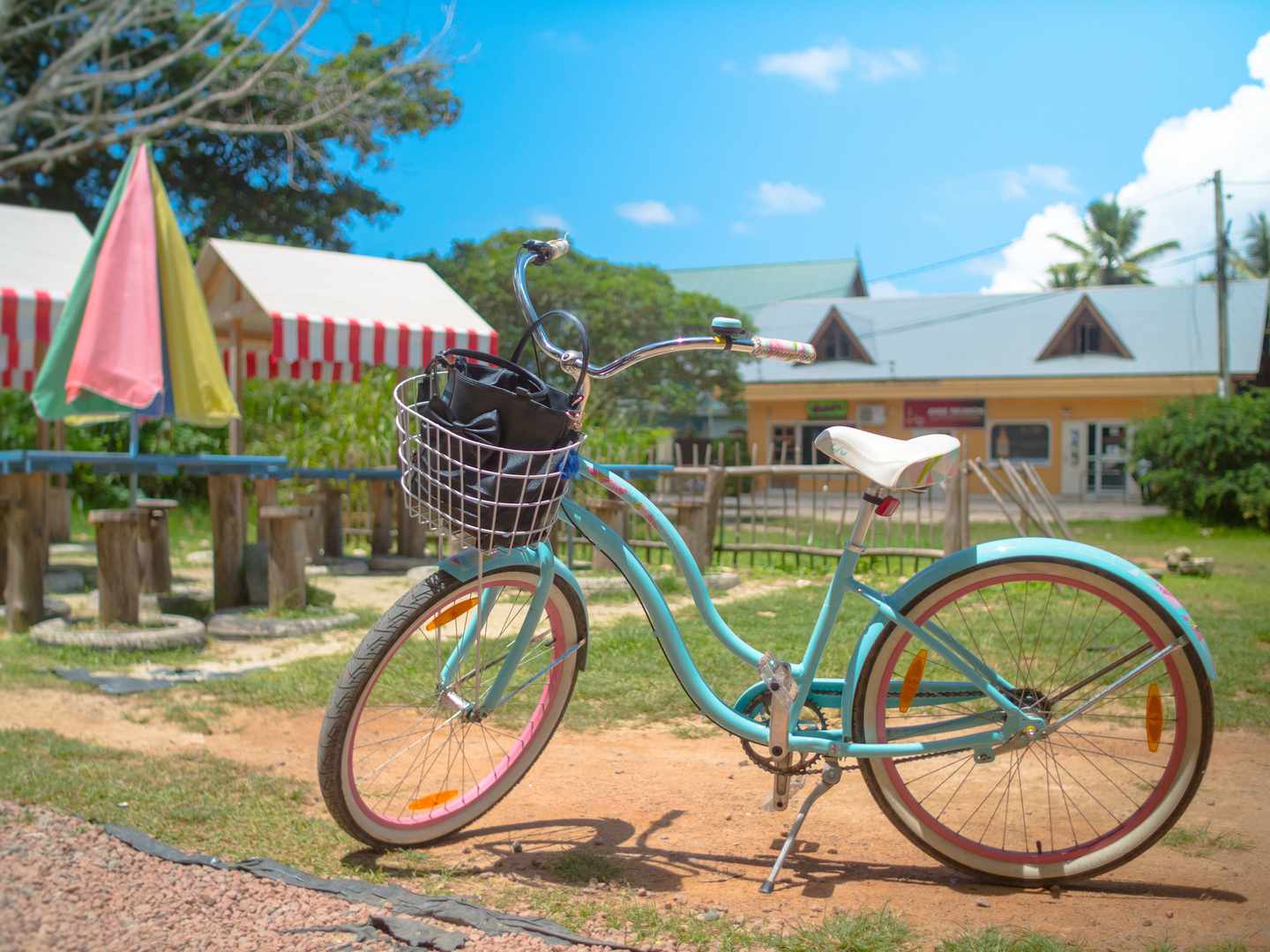 seychellen-fahrrad-picknick-t-943554218.jpg